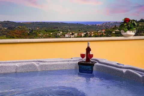 Maison de vacances meublée avec goût dans un style crétois traditionnel avec une vue pittoresque sur la mer et les montagnes environnantes. Une cour intérieure et une terrasse panoramique avec jacuzzi chauffé garantissent des heures de détente en ple...