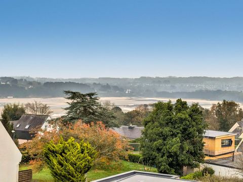 Im Herzen der Halbinsel Locquirec und 500 Meter vom Strand entfernt, entdecken Sie©diese atypische Maisonette mit Meerblick von allen Zimmern. In einem kleinen Gebäude besteht die Wohnung aus einer Treppe, die in den 2.©Stock führt, einem Treppenabsa...