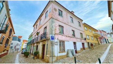 Edificio urbano en propiedad total para rehabilitación, a solo 170 metros de la Bahía de Cascais. Ubicado en el centro histórico, esta propiedad está a pasos de las icónicas playas, de los mejores restaurantes y de una amplia oferta comercial y de se...