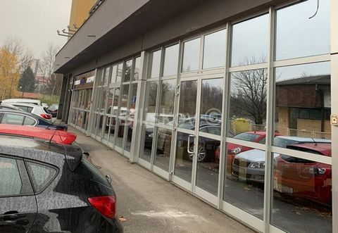 Zagreb, Borovje Commercial space with an area of 175.21 m² on the ground floor of a building constructed in 2004.The property comprises a main room, 2 toilets, and 2 kitchens.The storefront features a glass facade extending along the entire front of ...