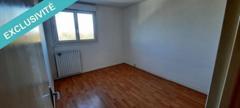 Proche de toutes commodités, cet appartement de trois pièces vous offre: - une entrée avec placards, une cuisine équipée et aménagée, un séjour avec un balcon, un degagement desservant deux chambres, une salle de bains, et des toilettes séparées. Un ...