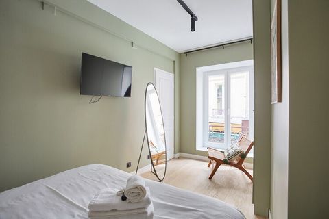 Prachtig appartement met airconditioning en 3 kamers, gelegen in het centrum van Parijs, op een steenworp afstand van de rue de Rivoli, beroemd om zijn winkels, cafés en restaurants, en op 5 minuten lopen van de Marais. Licht, warm, modern, smaakvol ...