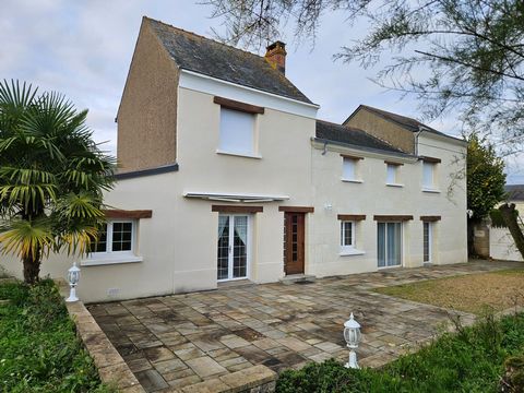 A mi-chemin entre SAUMUR et DOUÉ EN ANJOU, découvrez cette spacieuse et charmante maison en tuffeau, nichée sur une parcelle de 1740 m², dans un environnement calme et sans vis-à-vis. Idéale pour les amoureux de la nature et des belles pierres, elle ...