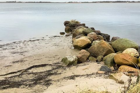 Ferienhaus in 1. Reihe zum Limfjord mit fantastischem Panoramablick! Dies ist eine seltene Oase inmitten wunderschöner Natur mit entspannter Atmosphäre und gleichzeitig nur ca. 10 Minuten von Aalborg entfernt. Hier können Sie das Leben genießen und s...