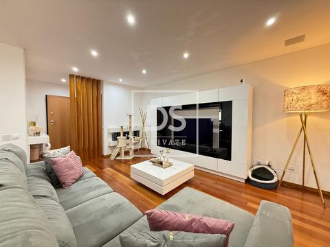 3 Bedrooms in Gated Community with Swimming Pool Marina da Póvoa de Varzim We present this elegant 3 bedroom apartment, inserted in a recent building, located in the south of Póvoa de Varzim, just 200 meters from the Marina. The property is located i...