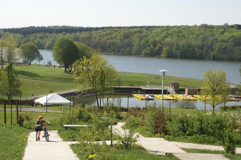Charme du bord du lac avec vue sur la forêt Nichée entre les bois paisibles et le lac scintillant de ValJoly, cette charmante maison de vacances allie confort moderne et sérénité naturelle. Choisissez parmi nos chalets confortables pouvant accueillir...