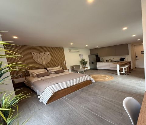 Apart-suite for sale, perfect for investment. It allows both residential and office use and can be rented from minimum stays of 1 month. It is located in a strategic location, very close to the Medellín Clinic, Lleras Park and El Poblado Avenue. It h...