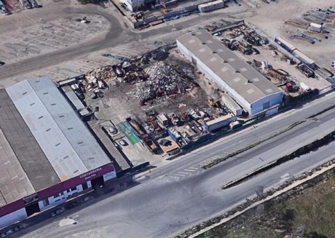 A consolidated metal recovery centre is offered for sale, next to the airport and with immediate access to the A-3 motorway (Madrid-Valencia). It has an extensive plot of 8,960 m² of industrial land, ideal for environmental activities, recycling or h...