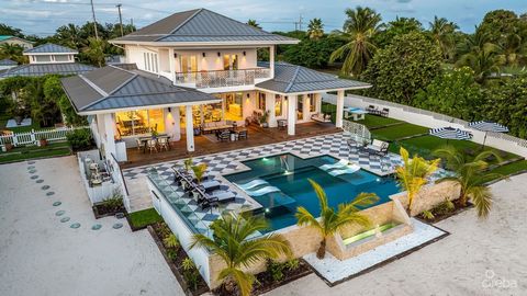 Welkom bij Spotts Cottage, een afgelegen kustparadijs van bijna een hectare ongerept land. Als je dichterbij komt, overspoelt een gevoel van rust je, dankzij de 150 meter lange kronkelende oprijlaan van het pand die je naar de gastvrije omhelzing lei...