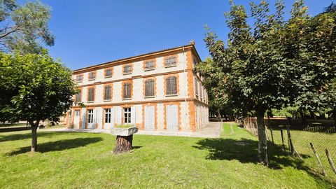 Domaine avec Maison de maître à restaurer et dépendances