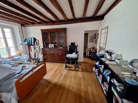 Immeuble de rapport avec fort potentiel À découvrir : un bel immeuble offrant une mixité entre habitation, commerce et dépendances, idéal pour investisseurs. Composition : Local commercial de 114 m2 (DPE D), équipé d’une PAC air/air. Appartement F5 e...