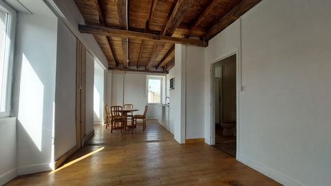 Local commercial avec logement, au cur d'un charmant village du Lot, à deux pas de Cahors