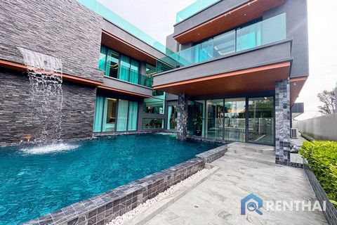 Annons kod: #RT03612 Upplev elegans, komfort och ultimat avskildhet i denna fantastiska lyxvilla i Pattaya, som erbjuds för 49 800 000 THB. Beläget på en generös 292 kvm. Tomt med imponerande 820 kvm. Detta användbara område har 5 rymliga sovrum och ...