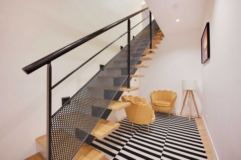 Checkmyguest vous propose cet appartement spacieux et moderne de 120 m² au premier étage, idéal pour 8 personnes. Avec ses espaces élégants et bien équipés, il allie confort et design contemporain. Situé rue Brunel, à 30 minutes à pied des Champs-Ély...
