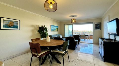 Dans une élégante résidence sécurisée proche de la mer et du port, je vous présente ce très bel appartement traversant de 61 m² au 3ème étage d'un petite copropriété de 21 logements. Il est composé de 3 pièces spacieuses, d'une terrasse isolée de 15 ...