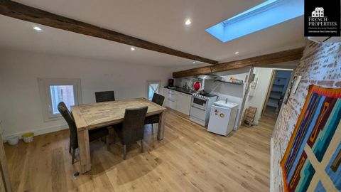 Dans le beau centre ville de Perpignan , à deux pas de la place de la Loge de Mer et de la place de la cathédrale Saint Jean , nous vous présentons un appartement de type T2 d'une superficie habitable de 36m² . Au troisième étage d'un bel immeuble de...
