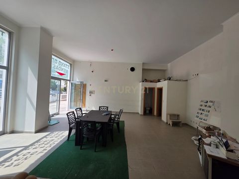 Discover this exceptional commercial shop in the heart of Lisboa, priced at 210,000. Spanning 90m², this property boasts high ceilings and an abundance of natural light, making it an ideal space for your business. With two bathrooms and modern amenit...