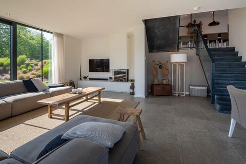 Stap in pure luxe in deze vrijstaande, design-gerichte watervilla in Harbour Village, gelegen aan de rand van het Veerse Meer in het prachtige Arnemuiden, Zeeland. Dit architectonische pareltje van 173 m², gebouwd in 2019, beschikt over een ruime spl...