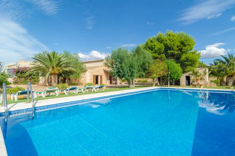 Als privacy en rust zijn wat u zoekt, dan is dit het huis voor u, gelegen in Ses Covetes, Campos, met een groot chloorzwembad. Verwelkomt 10 gasten. Dit typisch Mallorcaanse buitenhuis is uitstekend, en het chloorzwembad van 11x5m met een diepte vari...