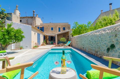Casa de pueblo con piscina privada, en el simpático pueblo de Vilafranca de Bonany, ideal para 7 personas. El patio de esta casa encantadora cuenta con una piscina de agua salada, de 7m x 2,5m (profundidad 0,6-1,5m). Hay una ducha para quitarse la sa...