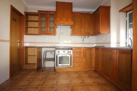 Located in Obidos. Ground floor and 1st floor house; Comprising: ground floor living room, kitchen with pantry and WC; 1st floor 2 bedrooms, bathroom, wardrobe in the hallway; Located on the Costa de Prata, close to Caldas da Rainha, Foz do Arelho, t...