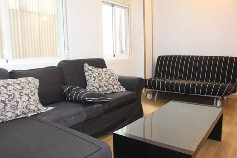 Ideal for investors, this apartment is located in the upper part of Finisterre Avenue. It has a room with dressing room, bathroom with shower, kitchen with appliances and living room. The building has an elevator. Heating and hot water are electric. ...