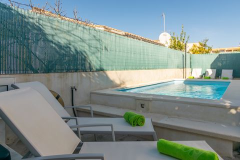 This beautiful house with a private pool and comfortable terraces is just 550 meters from the beach of Port d'Alcúdia. It sleeps 6 people. After an entertaining day at the beach, the private chlorine pool measuring 5 x 2.5 meters and 1.5 meters deep ...