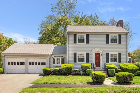 Beloved treasured Milton Academy neighborhood awaiting New Owners. 72 Centre Ln is nestled on a side street a short stroll to Milton Public Library, Town Hall for Summer Concerts at the Gazebo, Milton Hospital and more...Classic Center Entrance Crosb...