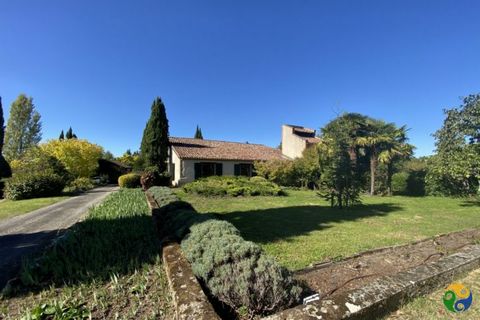 Exclusive Agence Newton. walk round video available on request A wonderful country house that is beautifully located among the rolling hills of the chasselas wine region a short drive from Moissac. The property is accessed by a long driveway with a g...
