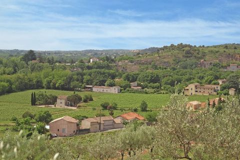 Wohnen Sie in diesem schön renovierten Haus, das nur wenige Kilometer von den Gorges de l'Ardèche entfernt liegt. Inmitten der Weinberge und Hügel, die das kleine Dorf St. Laurent-de-Carnols umgeben, ist es der ideale Ort für einen entspannten Urlaub...