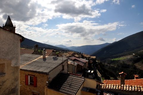 Dpt Alpes de Haute Provence (04), à vendre MEAILLES maison 3 pièces avec cave et balcons, belle vue panoramique