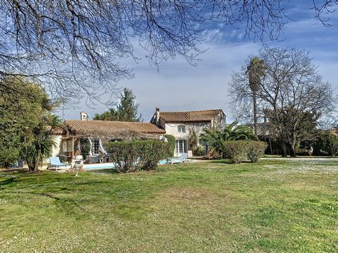 Located in the south of Perpignan, this exceptional property offers an ideal living environment for lovers of nature and tranquility. The fenced plot of 8724m2 is planted with around a hundred trees and has breathtaking views of the Canigou mountain....
