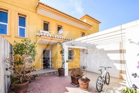 HOLIDAY RENTAL.Semi-detached villa with parking space in the plot in Calpe, 1,2 km from the beach of El Arenal-Bol. On the ground floor there is a spacious living-dining room, independent and equipped kitchen, 1 bedroom, 1 complete bathroom, glazed t...