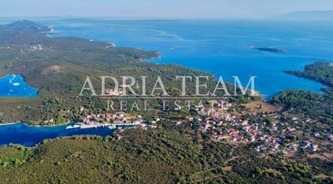 For sale combined building + agricultural land, 100 m from the sea on the island of Molat PROPERTY DESCRIPTION: Excellent position near the beach, sea and marina! It consists of 3 plots - 216 m2 (built-up part of the construction area), 1414 m2 (half...