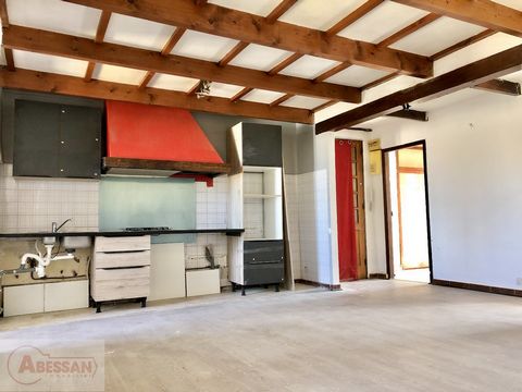 BOUCHES DU RHONE (13) For sale in Port-Saint-Louis-du-Rhone, magnificent 3-bedroom apartment of 76 m2 with exposed beams and open view. Located in the heart of the city and all amenities, this authentic apartment offers you a large sunny living / din...