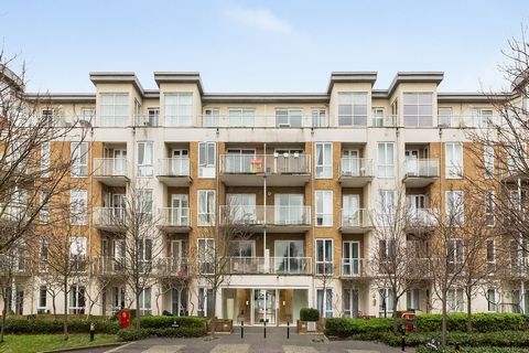 An impressive three-bedroom apartment in Aura House, forming part of the exclusive Kew Riverside development. Situated just moments from the River Thames and with Kew Gardens within walking distance, residents are in prime position to enjoy London’s ...