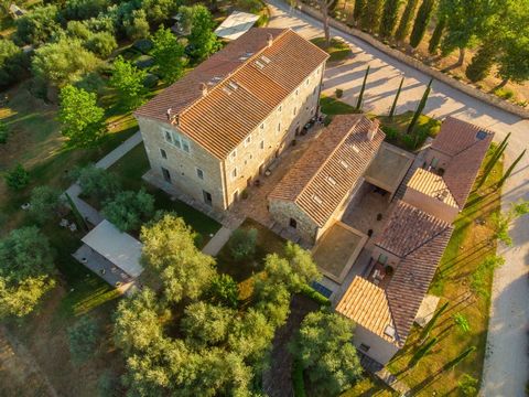 Ce domaine unique est situé dans la municipalité de Sarteano, dans l’une des plus belles régions de l’ouest de la Toscane, entre Val di Chiana et Val d’Orcia, un site du patrimoine mondial de l’UNESCO, une région qui combine de beaux paysages, une na...