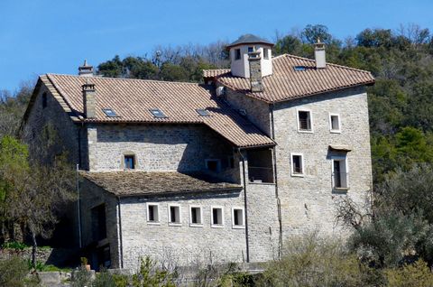 Original 15th century townhouse in a village in the Aragonese Pyrenees, converted into a boutique hotel with 7 bedrooms. The property has all the amenities for living and working in a dream setting just one hour from five ski resorts. The house was f...
