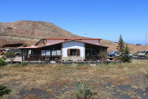 Great farm in the center of the island of Fuerteventura. Surrounded by an expanse of volcanic colors. Only 15 km from Puerto del Rosario, 11 from La Oliva, 6 km from Tindaya. This country house has 3 bedrooms, 2 bathrooms, kitchen, living room, veran...