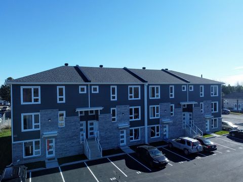 Building of 12 apartments in modern style, construction 2019, 100% above ground. Large dwellings 4 1/2 and 5 1/2. Located in the heart of Ste-Julienne, a city in full effervescence that is experiencing great growth. Ideal location less than an hour f...