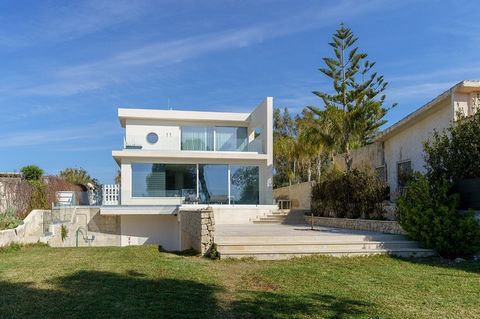 Recently built villa, completed in 2018, with sea view and direct access to the waters, situated in the Plemmirio nature reserve. The house is over 3 levels and it consists of an open-plan kitchen, living-room and dining area, a bathroom, a store-roo...