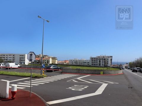 STEDELIJK LAND (LOT) met 9.979 m2, bedoeld voor de bouw van residentiële en commerciële gebouwen, om een van de belangrijkste openbare wegen van Ponta Delgada te confronteren. Land gelegen in het uitbreidingsgebied van Ponta Delgada, meer bepaald in ...