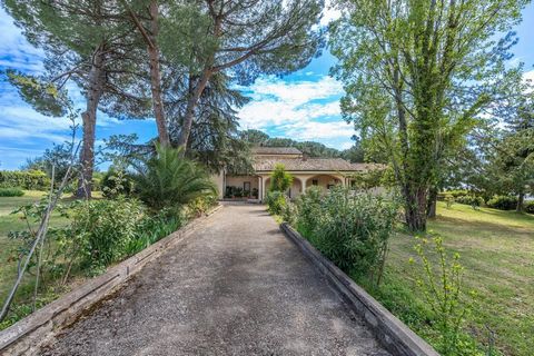 In Gallicano nel Lazio, in the immediate vicinity of Rome, Coldwell Banker Gruppo Bodini is delighted to offer a splendid villa of approximately 420 sqm. This one-of-a-kind property is set in a wonderful panoramic position, thus overlooking Rome and ...