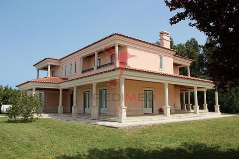 Haus gerahmt auf dem Luxusmarkt portugiesisch angesichts der Qualität der verwendeten Oberflächen und Materialien, nämlich der Türgriffe im Erdgeschoss und im 1. Stock mit Vergoldung. Eingebettet in ein Grundstück von ca. 1.800m2, hat diese Villa ein...