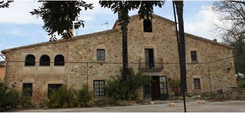 This magnificent farmhouse of the seventeenth century to restore has 1230 m2 of built area and a plot of 10622 m2. A part of the house has been conditioned as a restaurant, which has several dining rooms, bar area, kitchen, refrigerator, pantry, ware...