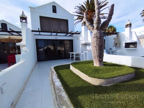 Looking for a beautiful duplex front line with direct access to the beach? Look no further! This stunning 2 bedroom, 2 bathroom duplex is located in a 4* resort complex in Costa Teguise, offering a wide range of facilities for families or couples to ...