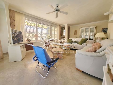 Deze villa ligt aan de Avenida Flamingo, 38632, Arona, Santa Cruz de Tenerife, in Palm Mar. Het is een villa met 242 m2 waarvan 222 m2 nuttig is en beschikt over 4 kamers en 4 badkamers. Features: - Terrace - SwimmingPool - Furnished