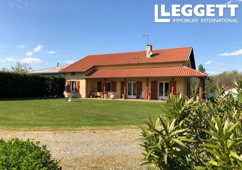 A20595JLV09 - Renovated house in very good condition of 115 m2 on one level, in the heart of the countryside without vis-à-vis, view view. Modern equipped kitchen, lounge/dining room of 45m2 with fireplace, 3 bedrooms of 17m2 15 m2 and 12 m2, shower ...