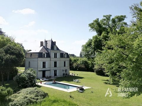 This magnificent property is located just a few steps from the charming village of Monbazillac and only 15 minutes from Bergerac airport. This recently renovated historic manor house offers an exceptional living environment, combining historic charm ...