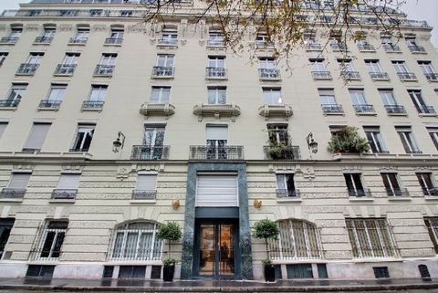 MOBILITY LEASE ONLY: In order to be eligible to rent this apartment you will need to be coming to Paris for work, a work-related mission, or as a student. This lease is not suitable for holidays. In the living room, two 140 cm double sofas face each ...